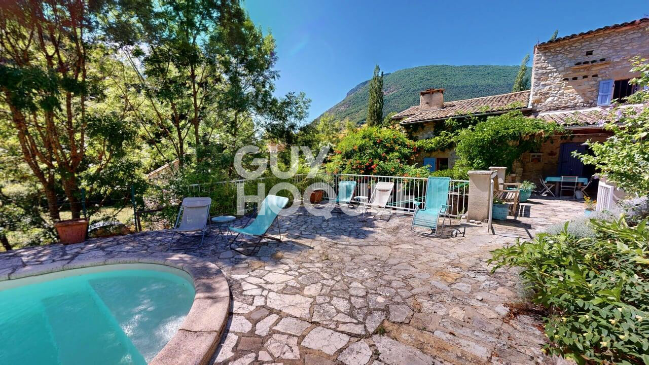 Maison en pierre avec piscine à 30 min de Crest.