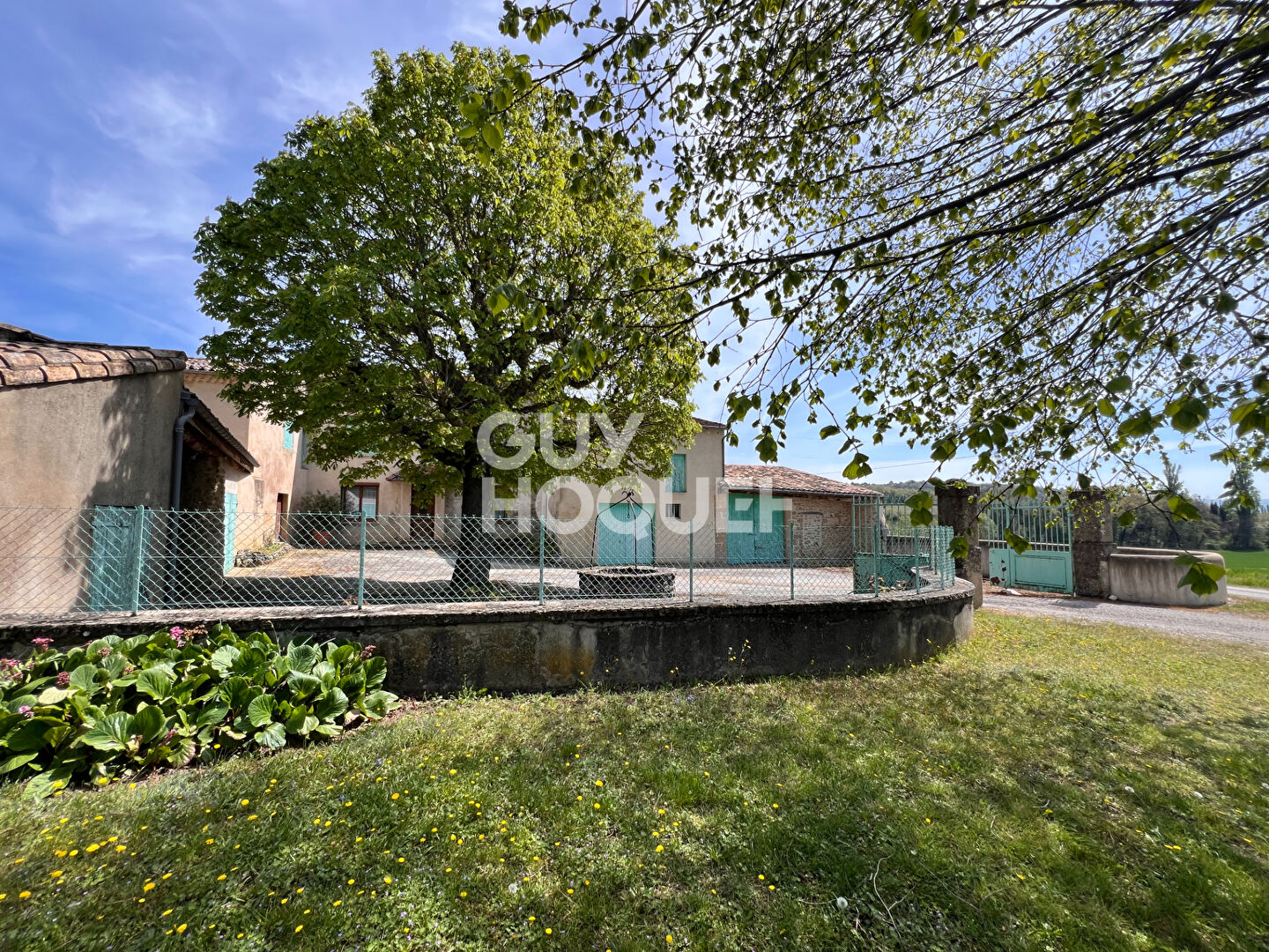 A VENDRE - Propriété avec dépendances à UPIE (26120)