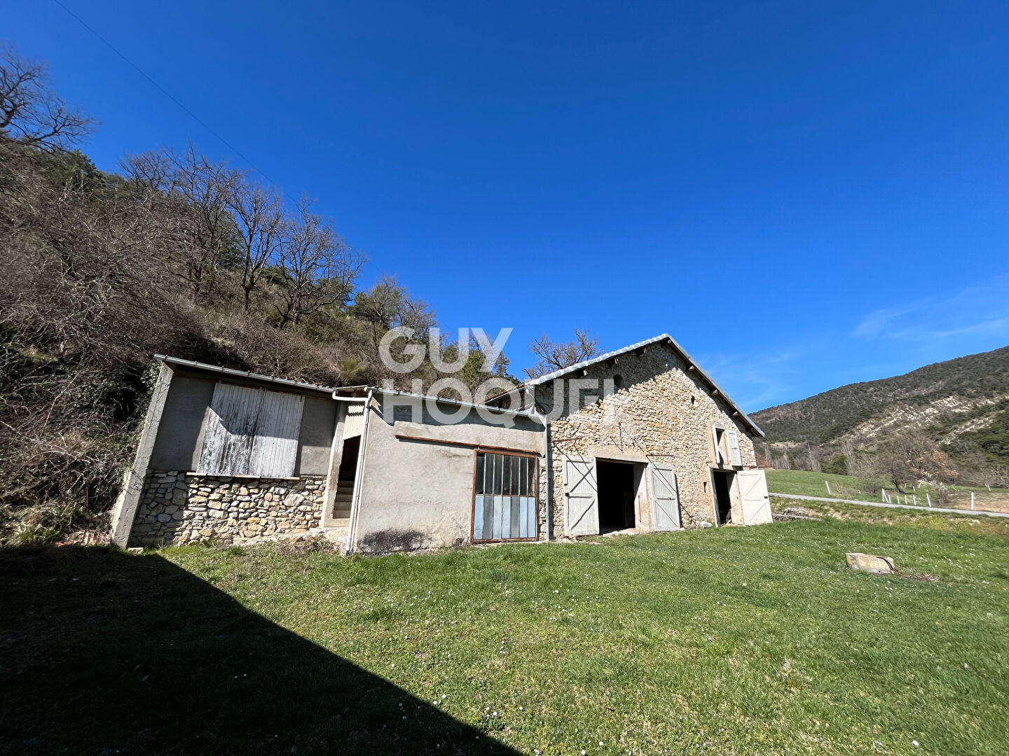 EXCLUSIVITE - Grange à rénover à EYGLUY ESCOULIN avec terrain attenant