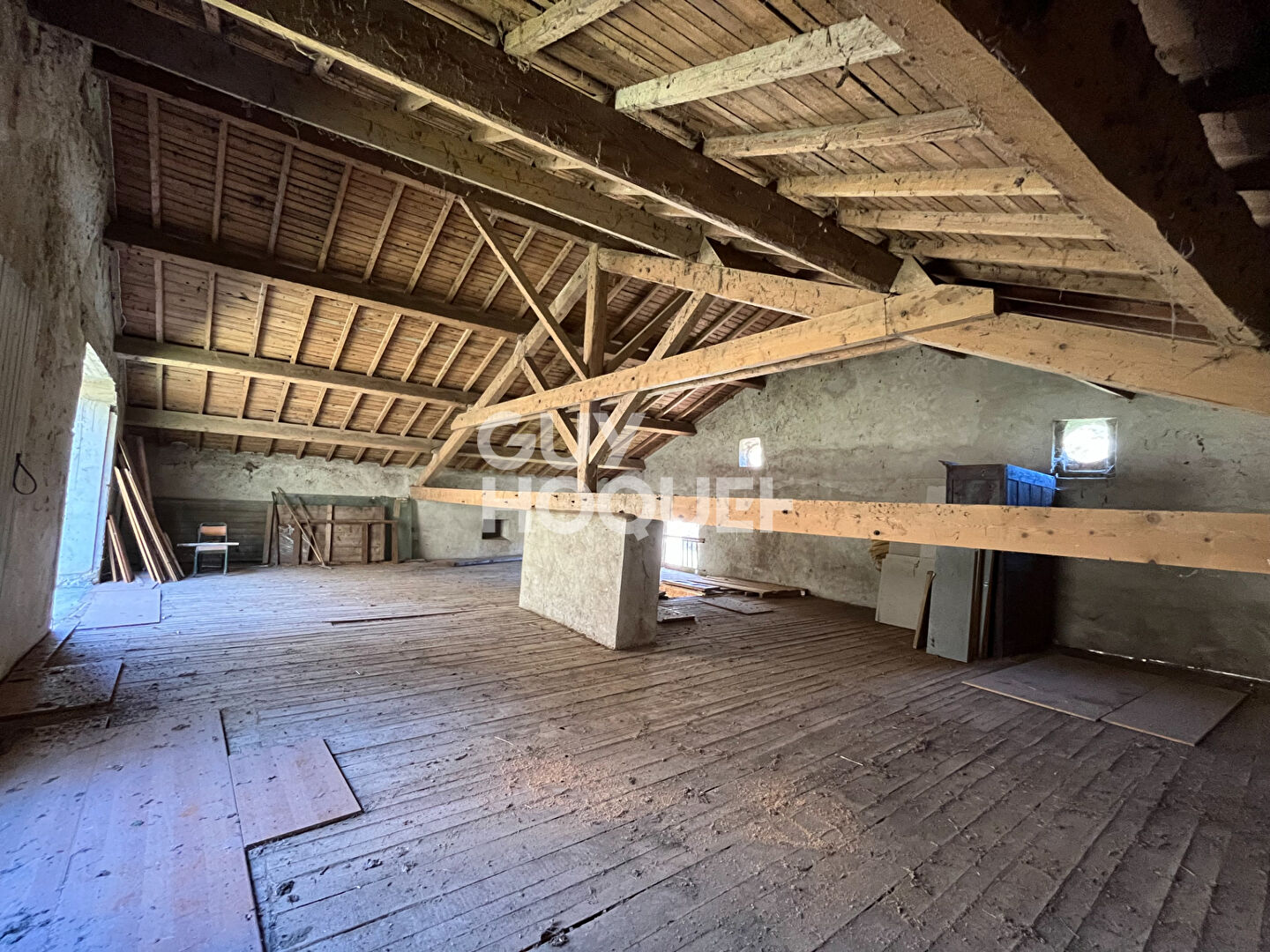 EXCLUSIVITE - Grange à rénover à EYGLUY ESCOULIN avec terrain attenant