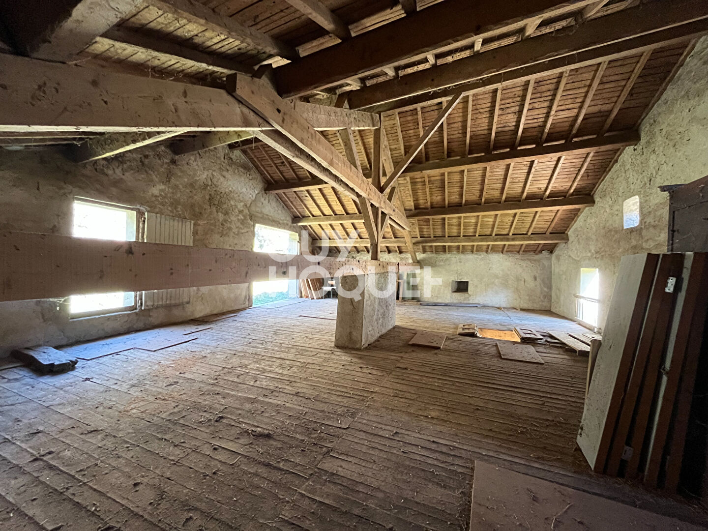 EXCLUSIVITE - Grange à rénover à EYGLUY ESCOULIN avec terrain attenant