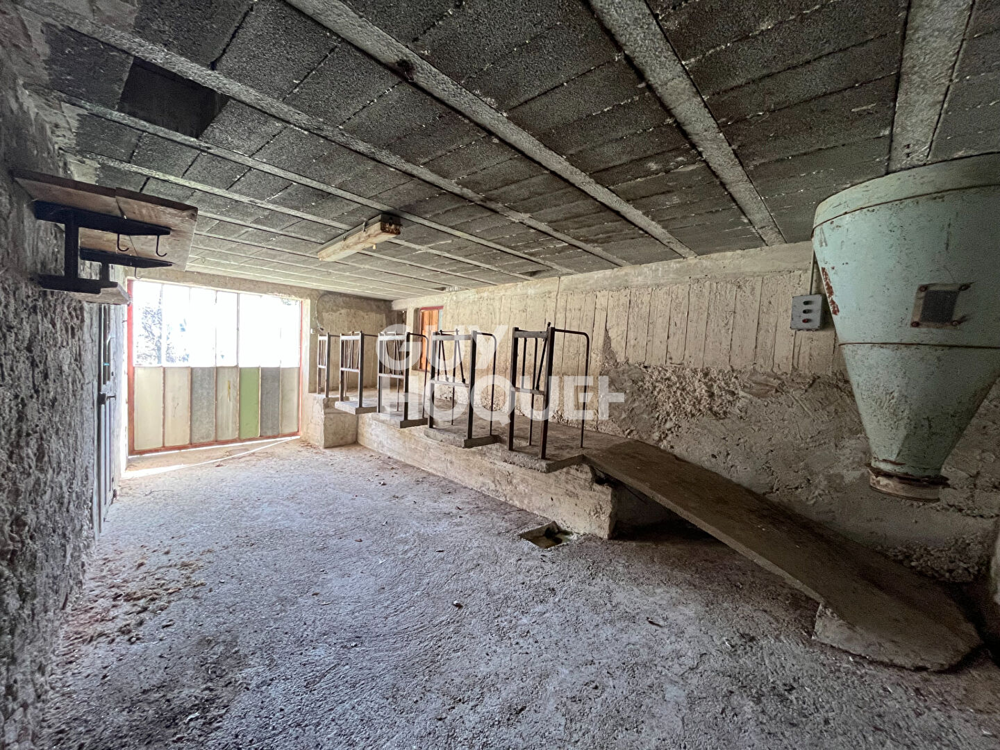 EXCLUSIVITE - Grange à rénover à EYGLUY ESCOULIN avec terrain attenant