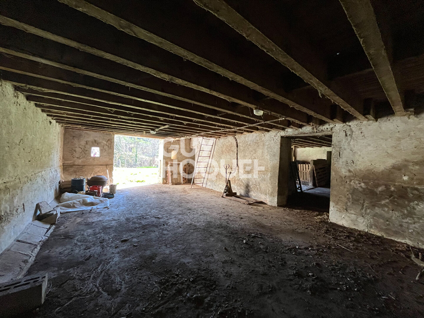 EXCLUSIVITE - Grange à rénover à EYGLUY ESCOULIN avec terrain attenant