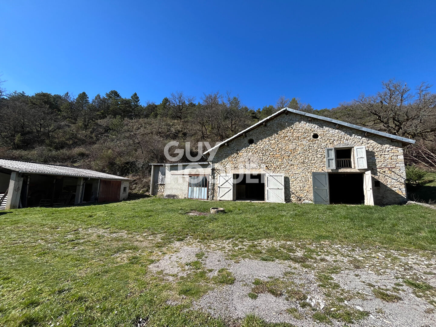 EXCLUSIVITE - Grange à rénover à EYGLUY ESCOULIN avec terrain attenant