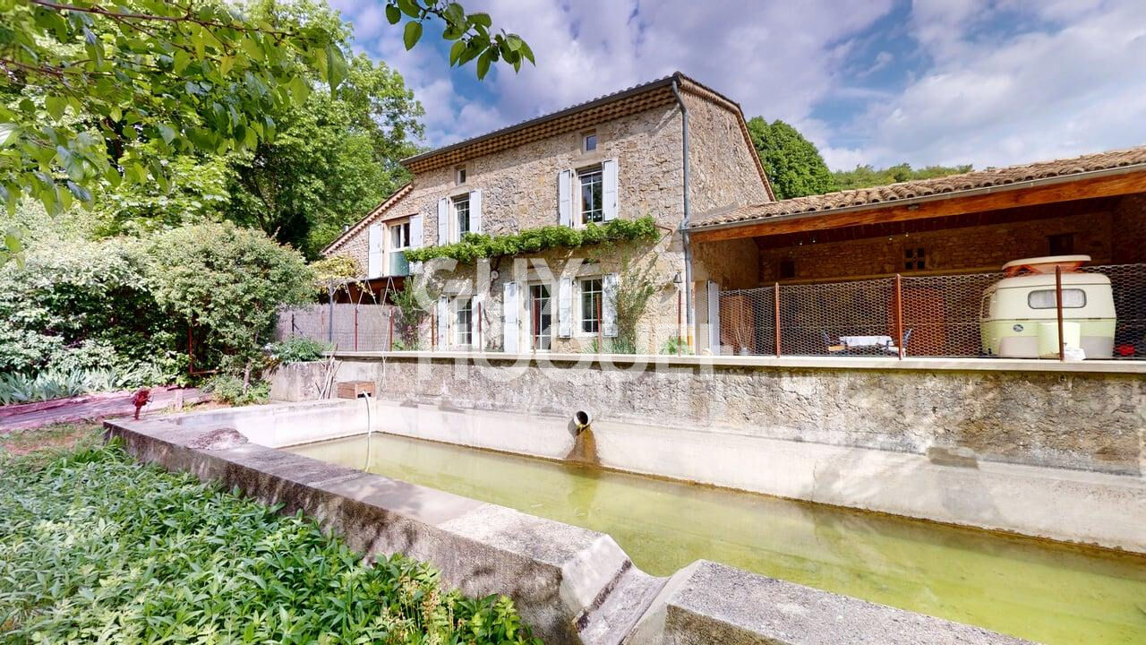 Propriété en pierre à Saillans + 2 gîtes sur plus de 2 hectares.