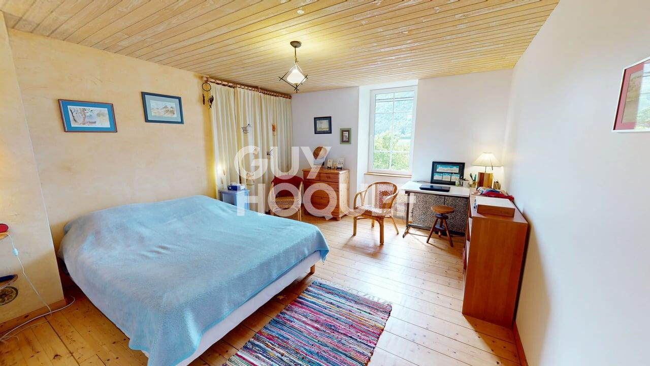 Propriété en pierre à Saillans + 2 gîtes sur plus de 2 hectares.