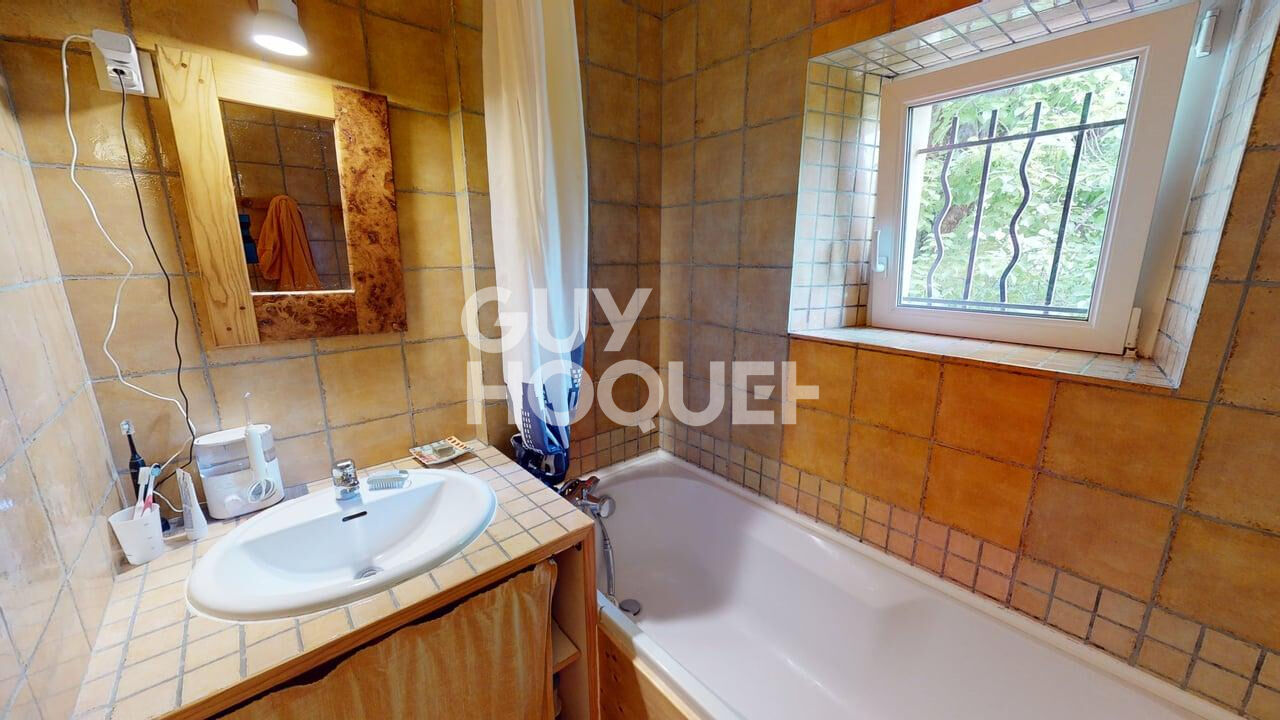 Propriété en pierre à Saillans + 2 gîtes sur plus de 2 hectares.