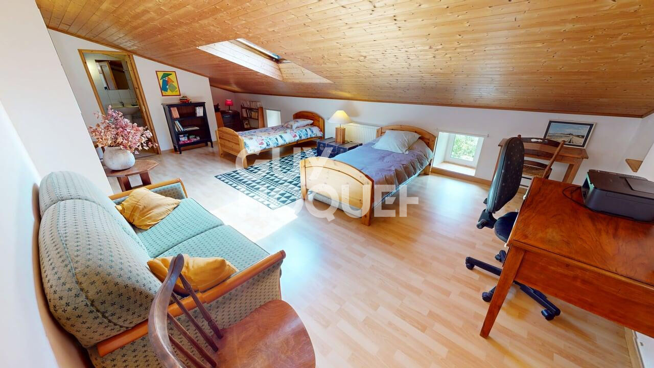 Propriété en pierre à Saillans + 2 gîtes sur plus de 2 hectares.