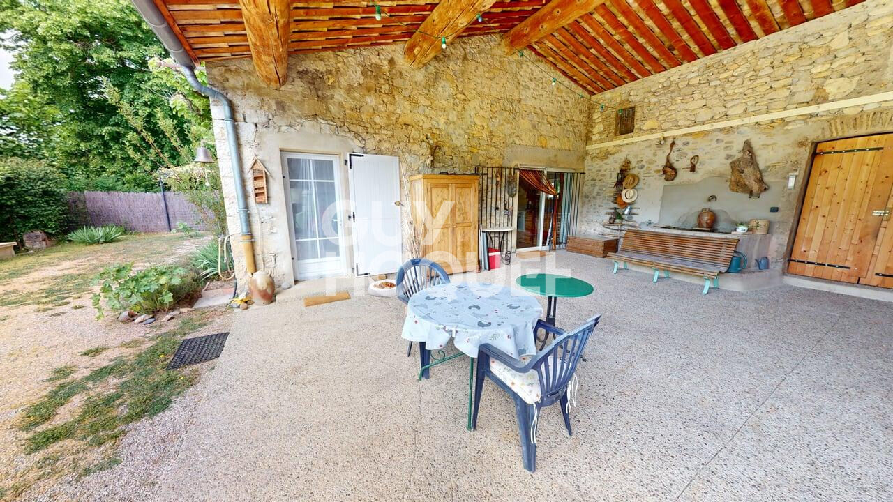 Propriété en pierre à Saillans + 2 gîtes sur plus de 2 hectares.