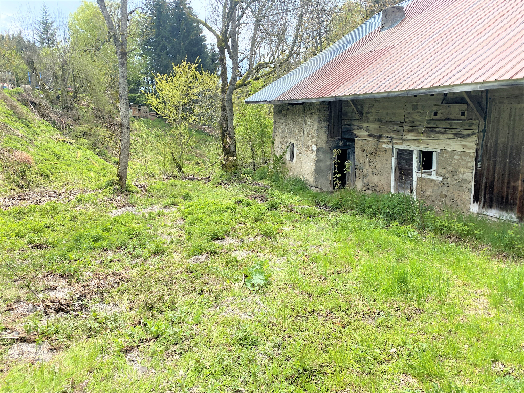 Terrain constructible 1090 m² à Montpiton.