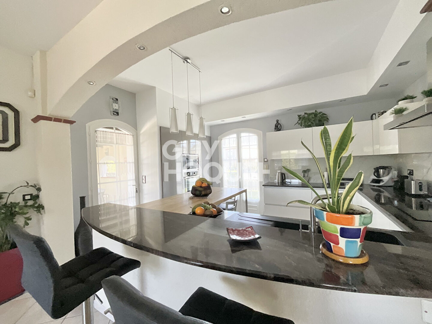 Villa T5 avec piscine sur une parcelle d'environ 1 200 m2