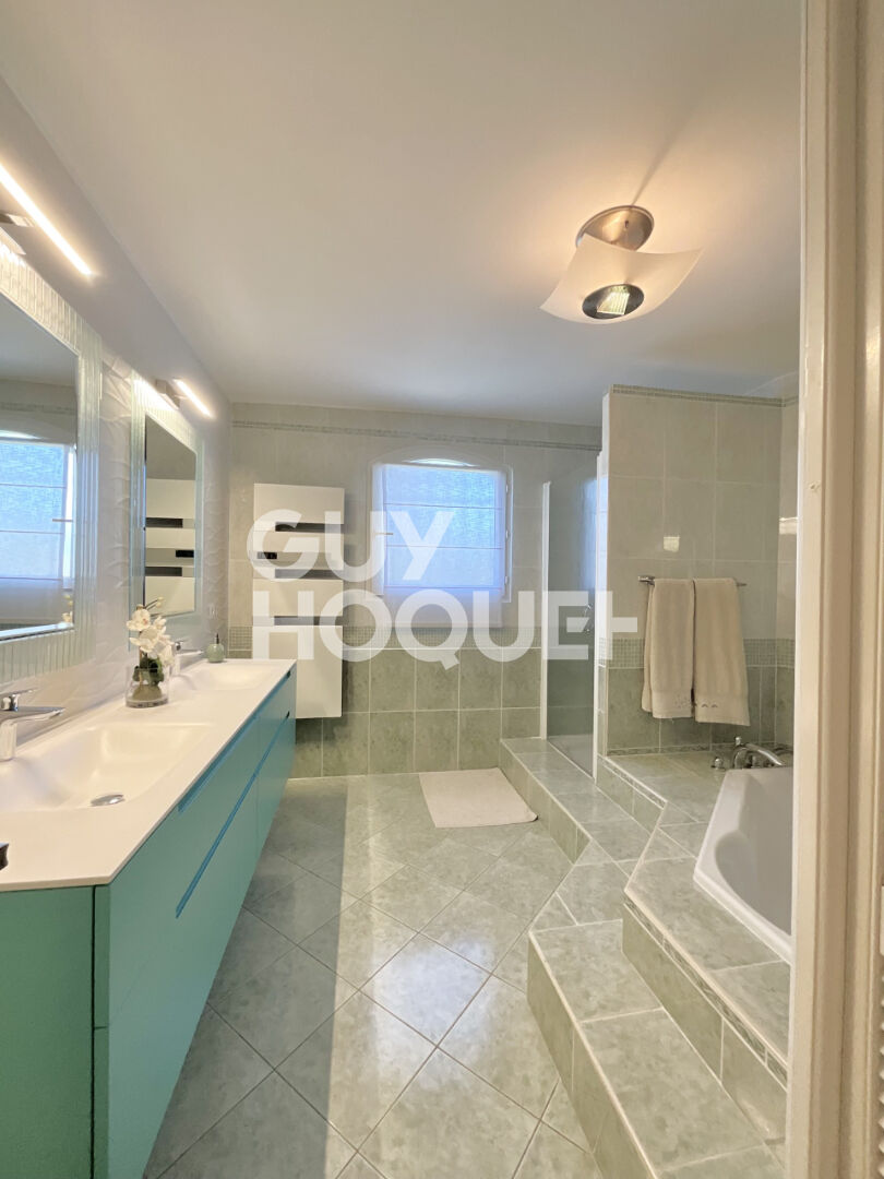 Villa T5 avec piscine sur une parcelle d'environ 1 200 m2