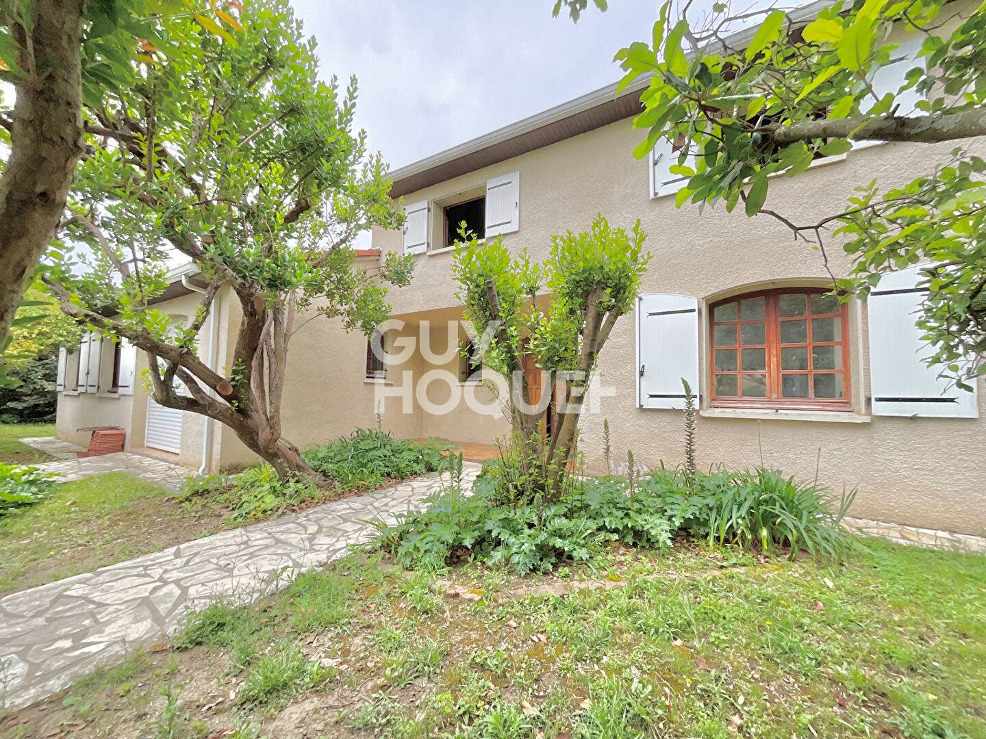 Maison familiale  d'environ 220 m2 située sur Roques avec une parcelle arborée de 1 356 m2