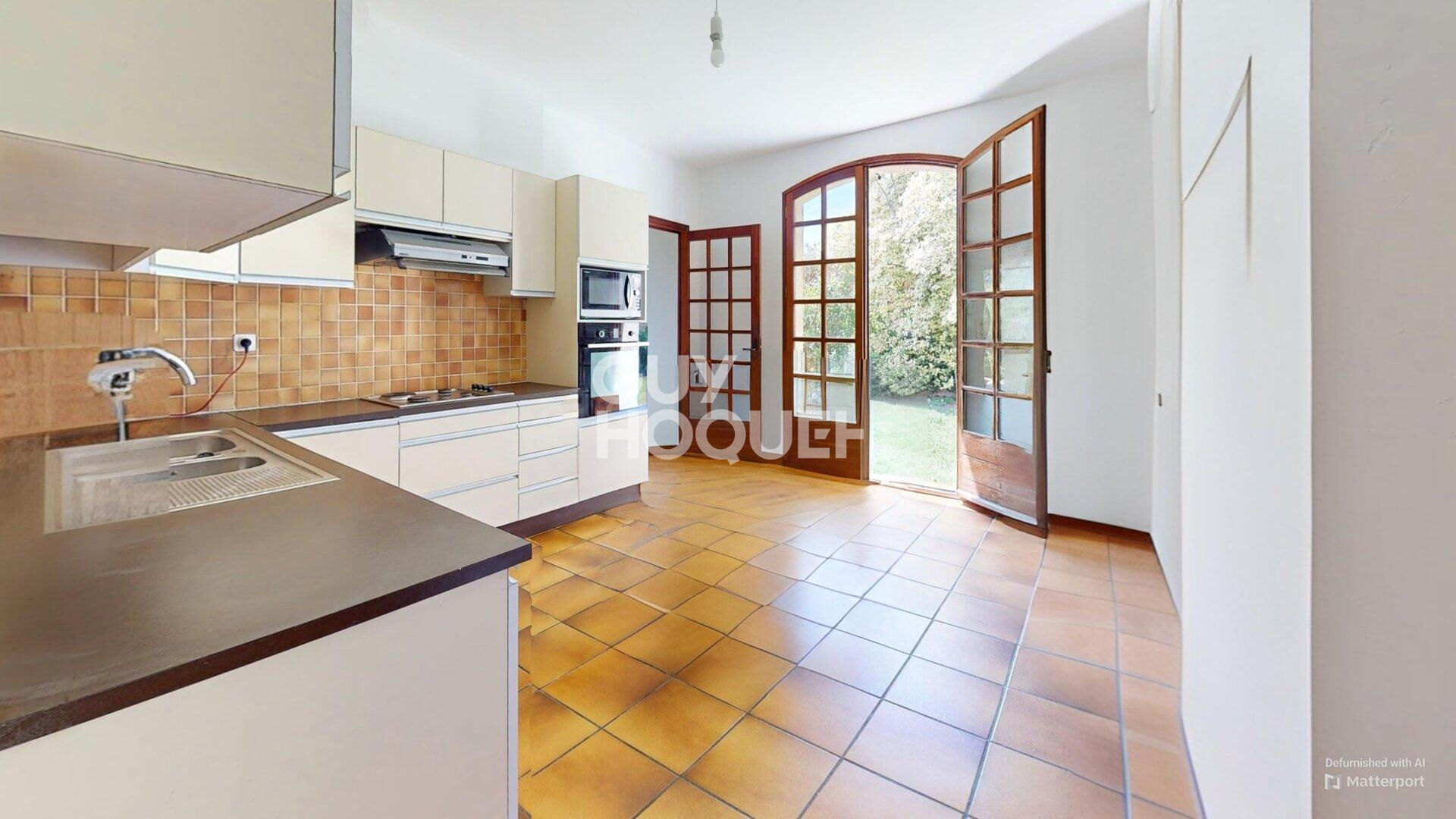 Maison familiale  d'environ 220 m2 située sur Roques avec une parcelle arborée de 1 356 m2