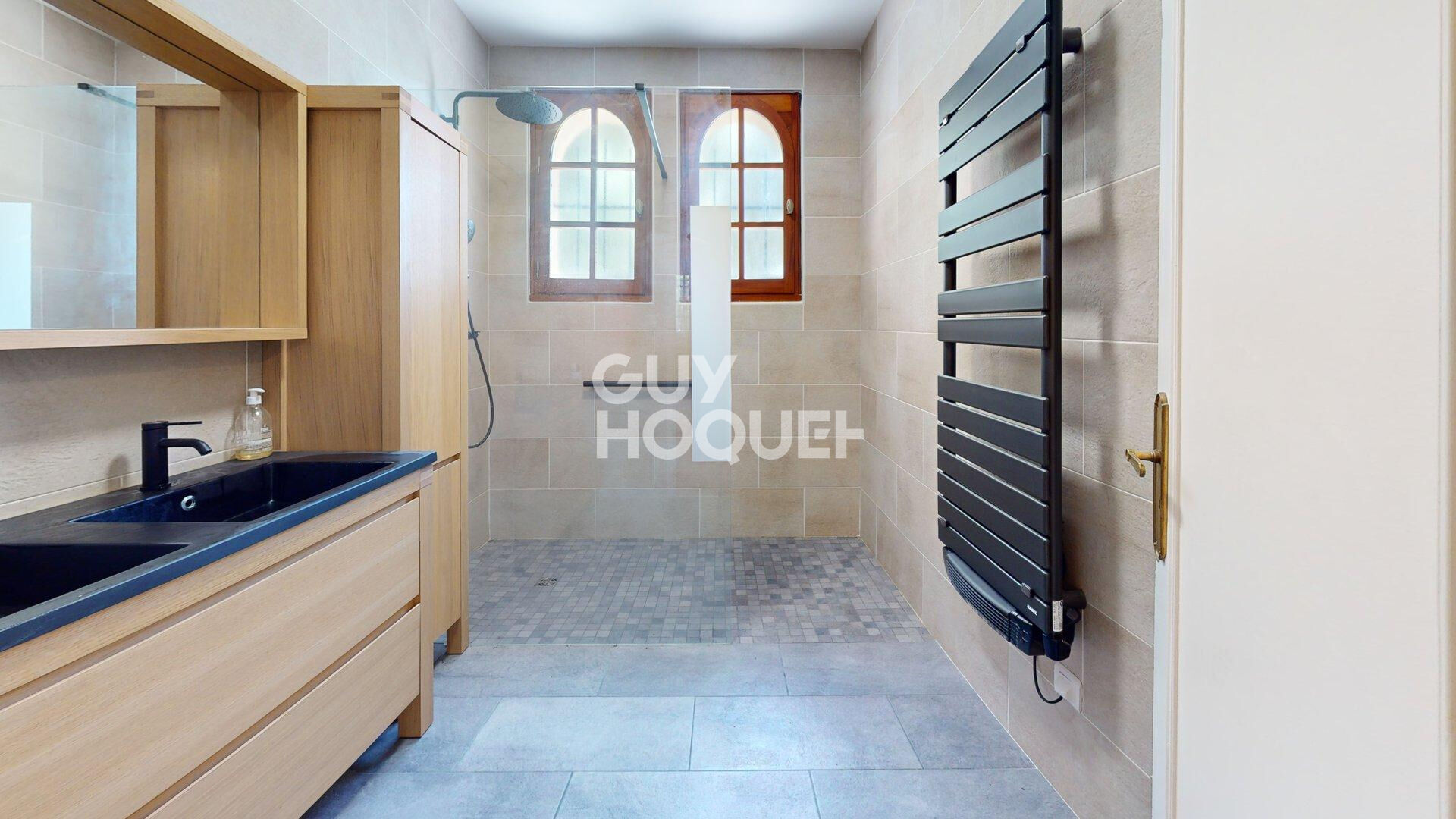 Maison familiale  d'environ 220 m2 située sur Roques avec une parcelle arborée de 1 356 m2