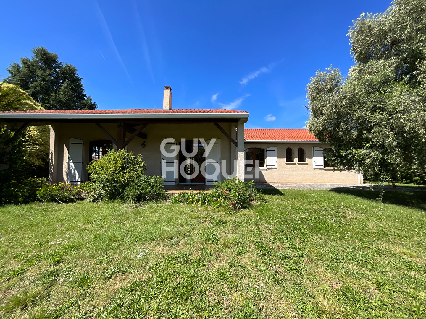 Maison familiale  d'environ 220 m2 située sur Roques avec une parcelle arborée de 1 356 m2