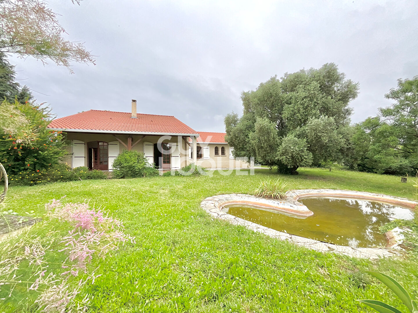 Maison familiale  d'environ 220 m2 située sur Roques avec une parcelle arborée de 1 356 m2