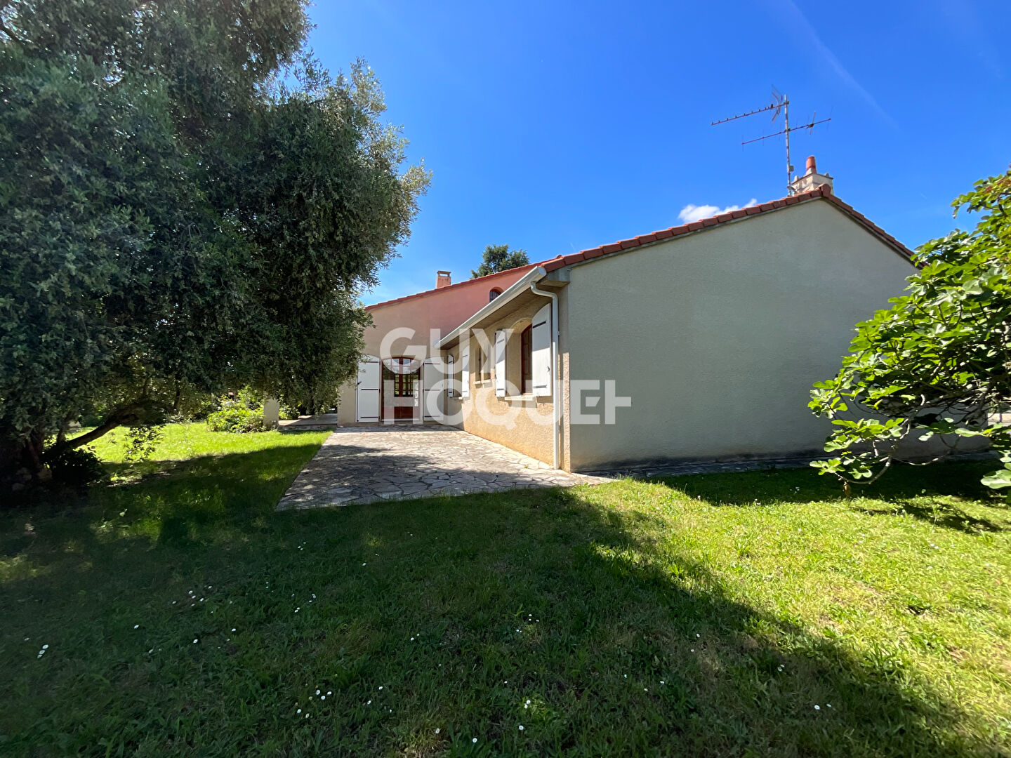 Maison familiale  d'environ 220 m2 située sur Roques avec une parcelle arborée de 1 356 m2