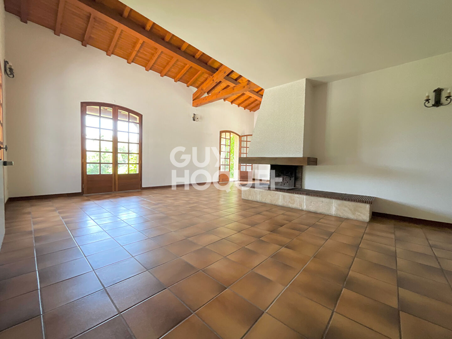 Maison familiale  d'environ 220 m2 située sur Roques avec une parcelle arborée de 1 356 m2
