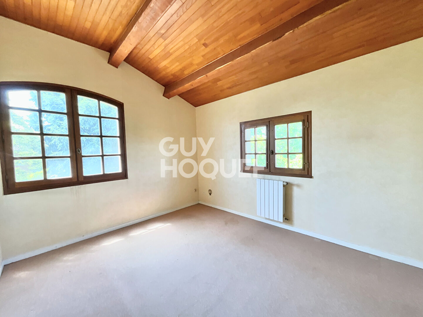 Maison familiale  d'environ 220 m2 située sur Roques avec une parcelle arborée de 1 356 m2