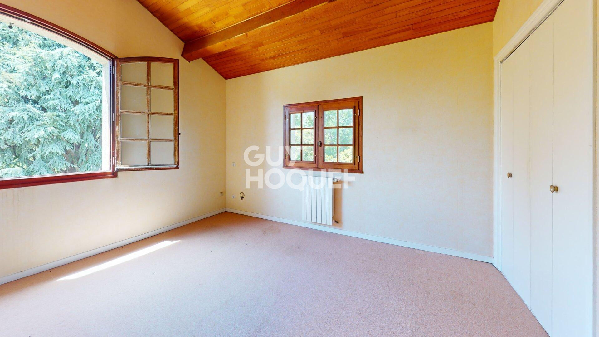Maison familiale  d'environ 220 m2 située sur Roques avec une parcelle arborée de 1 356 m2