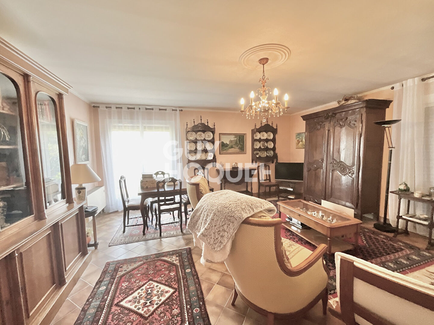 Maison T4 de plain-pied + combles aménagées sur une parcelle d'environ 499 m2