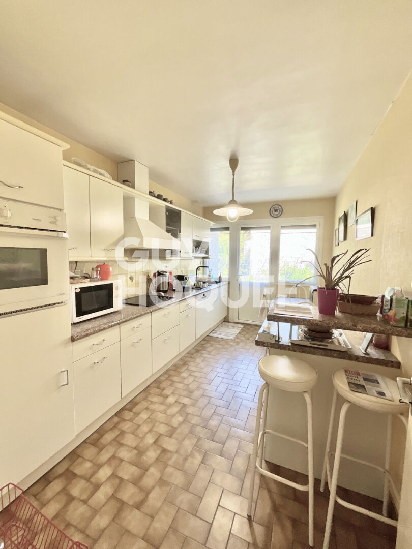 Maison T4 de plain-pied + combles aménagées sur une parcelle d'environ 499 m2