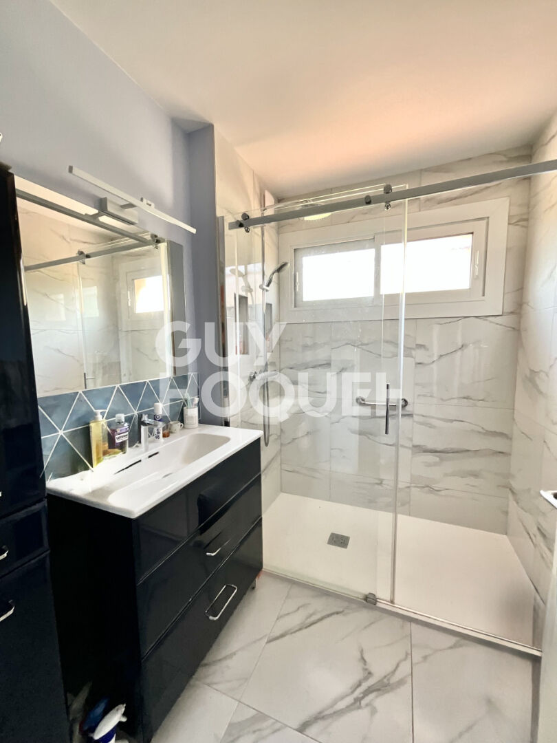 Maison T4 de plain-pied + combles aménagées sur une parcelle d'environ 499 m2