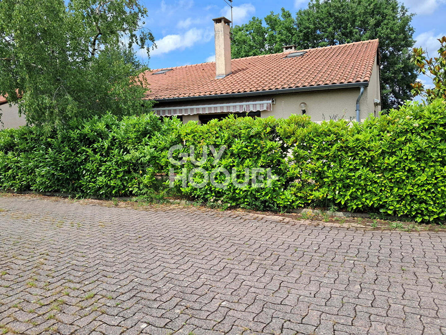 Maison T4 de plain-pied + combles aménagées sur une parcelle d'environ 499 m2
