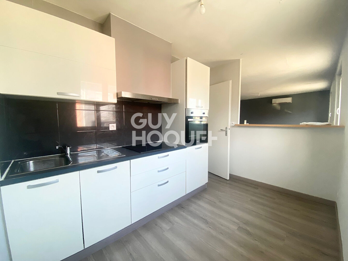 Immeuble de 150 m2 avec local commercial et appartement 85 m2