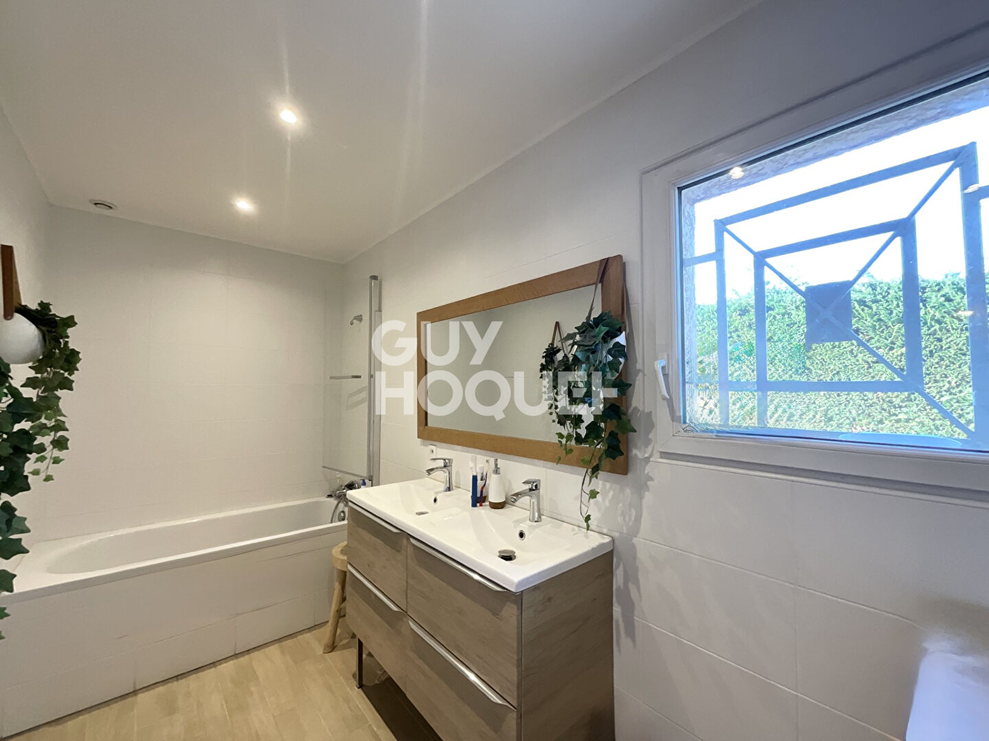 Cugnaux Maison  de plain-pied T6 avec pisicine sur une parcelle d'environ 1 200 m2