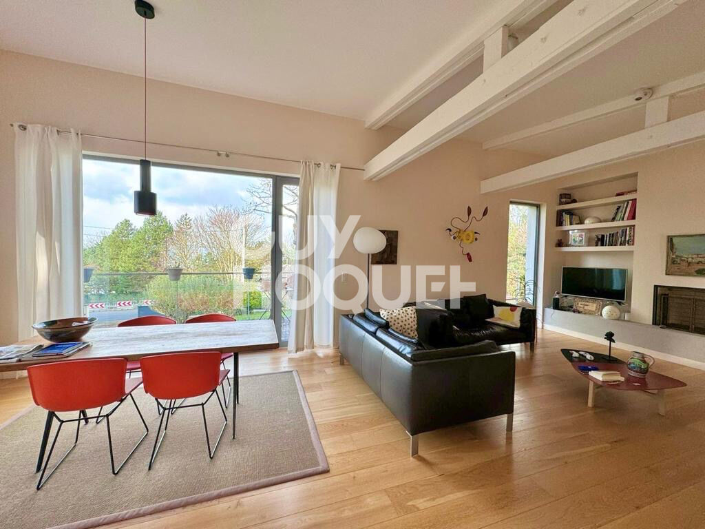 MAISON MODERNE AVEC BEAU JARDIN - VUE MER