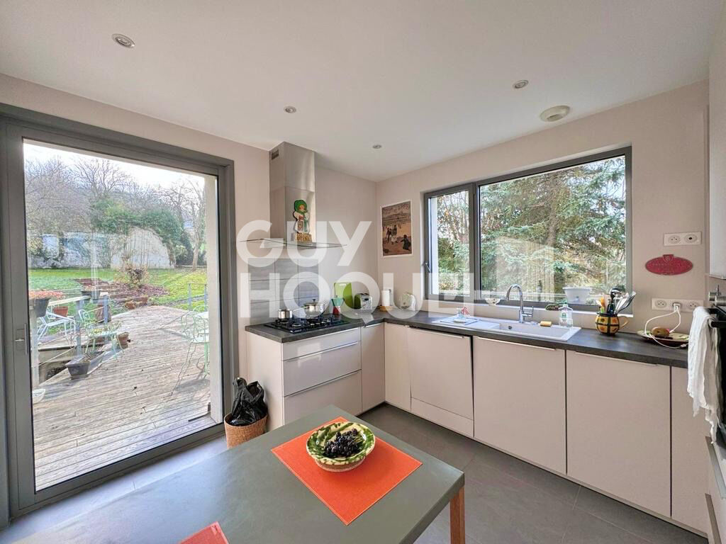 MAISON MODERNE AVEC BEAU JARDIN - VUE MER