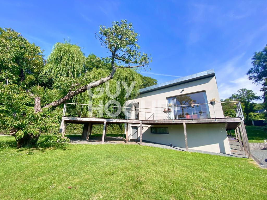 MAISON MODERNE AVEC BEAU JARDIN - VUE MER