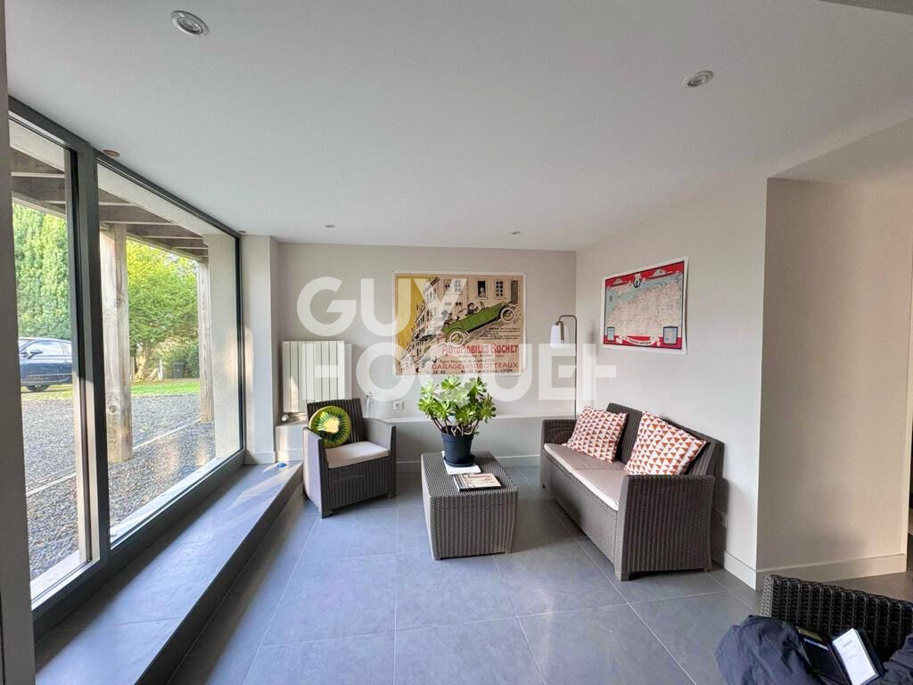 MAISON MODERNE AVEC BEAU JARDIN - VUE MER