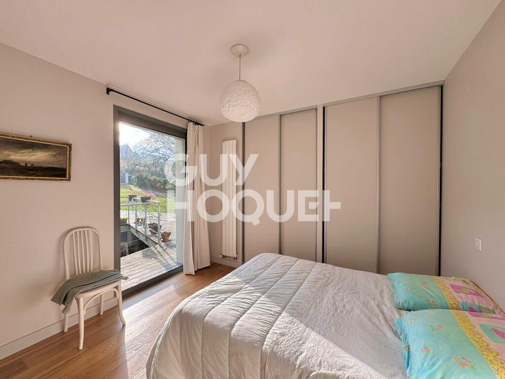 MAISON MODERNE AVEC BEAU JARDIN - VUE MER