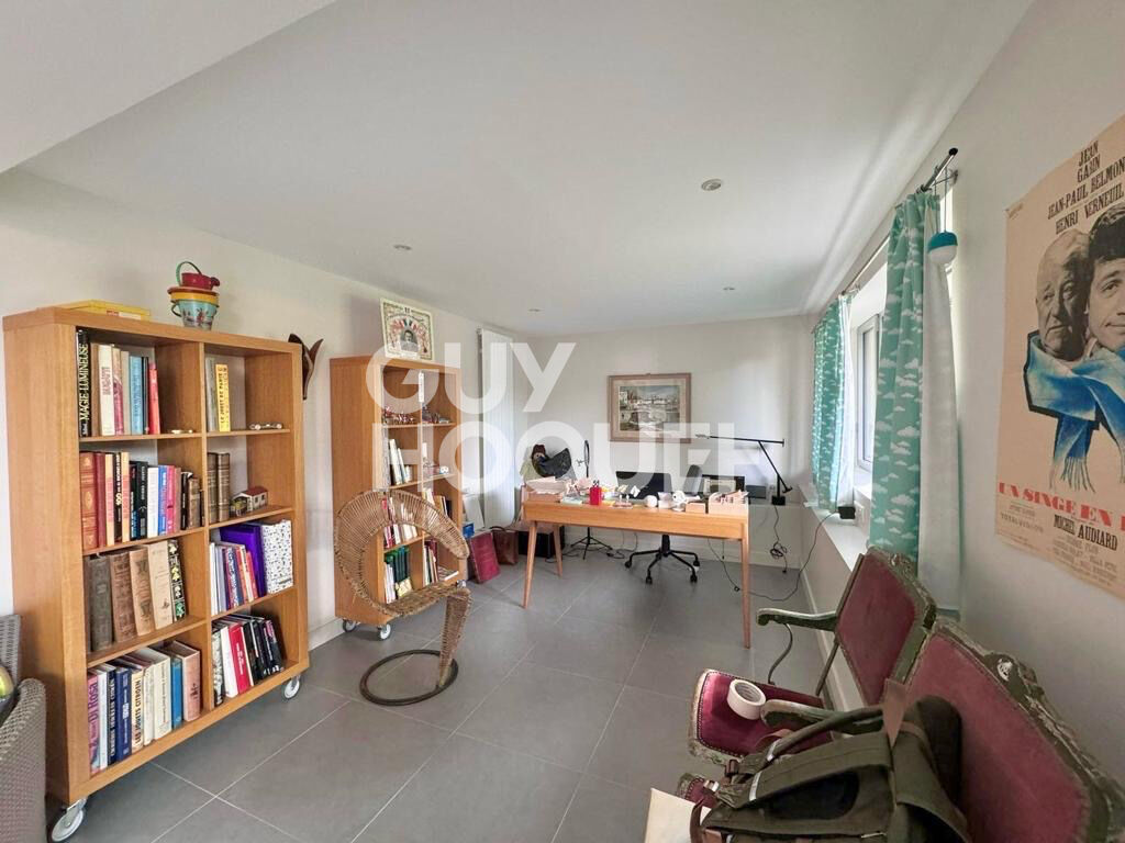 MAISON MODERNE AVEC BEAU JARDIN - VUE MER