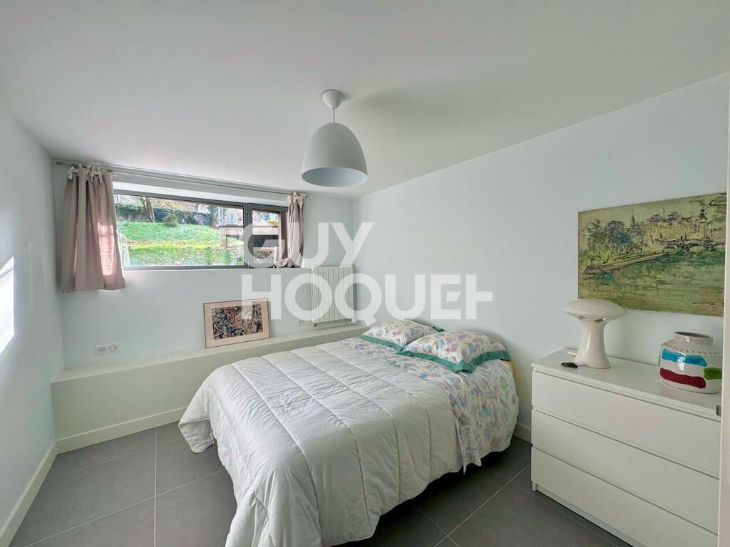 MAISON MODERNE AVEC BEAU JARDIN - VUE MER