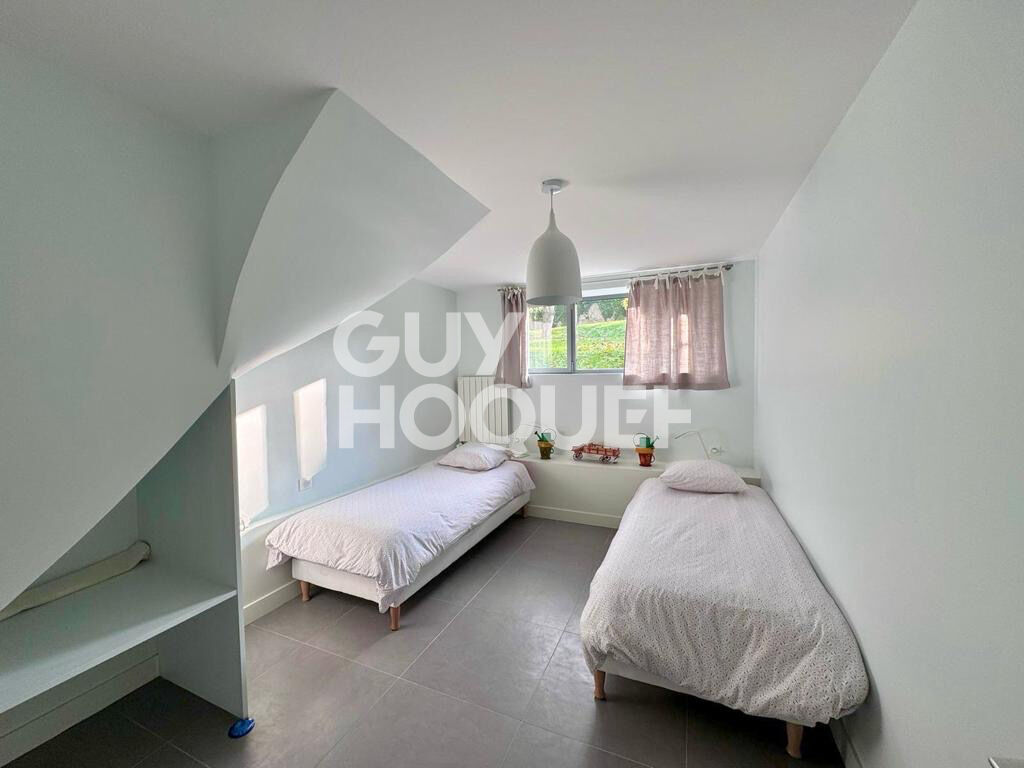 MAISON MODERNE AVEC BEAU JARDIN - VUE MER