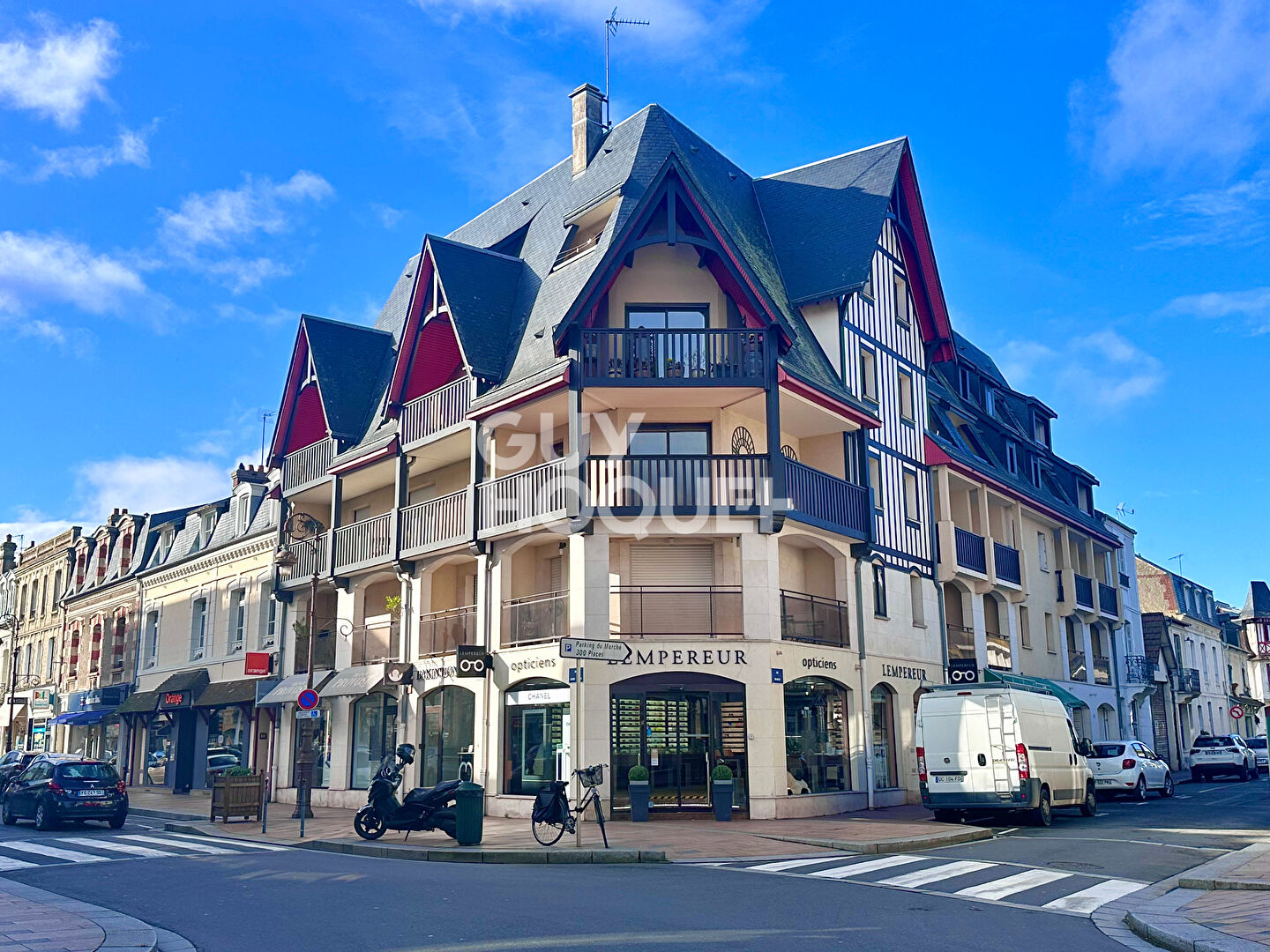 DEAUVILLE, TRIANGLE D'OR, 4 PIECES AVEC TERRASSE, BOX ET CAVE !