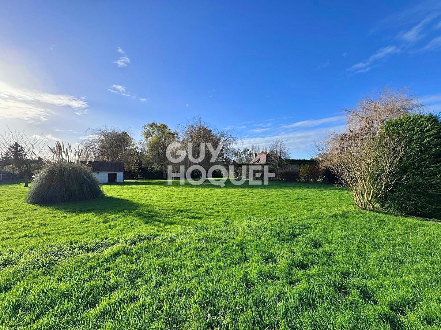 A BONNEVILLE-SUR-TOUQUES, TRES BELLE MAISON TRADITIONNELLE AVEC VASTE TERRAIN !