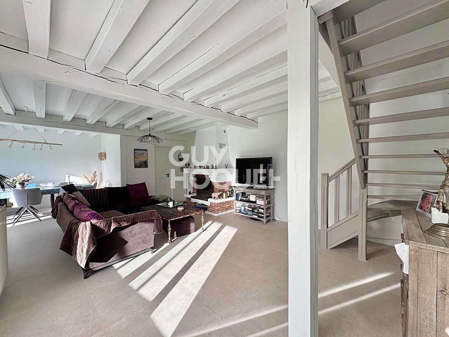 A BONNEVILLE-SUR-TOUQUES, TRES BELLE MAISON TRADITIONNELLE AVEC VASTE TERRAIN !