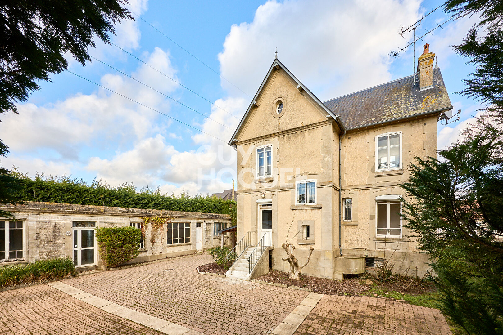 MAISON BOURGOISE AVEC TERRAIN  ET DEPENDANCES - TOUQUES
