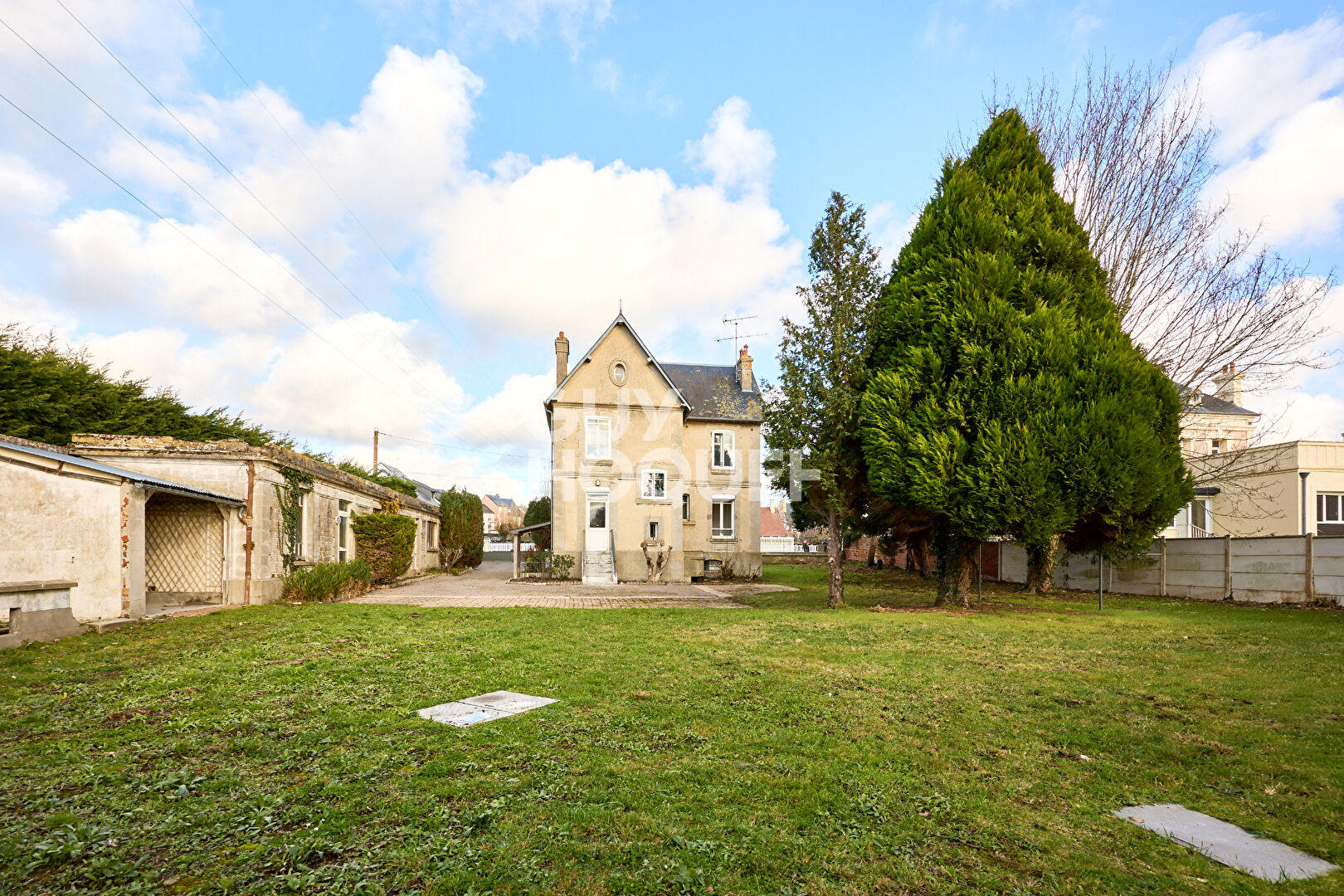 MAISON BOURGOISE AVEC TERRAIN  ET DEPENDANCES - TOUQUES