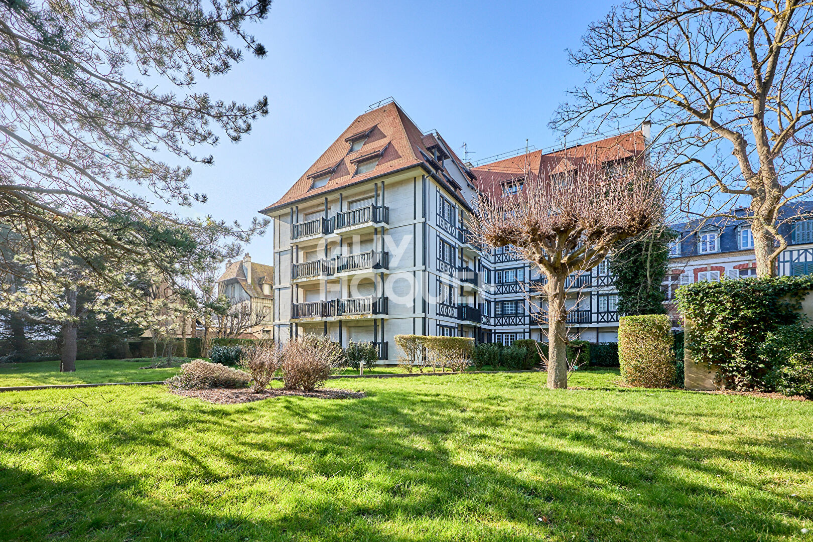 DEAUVILLE TRIANGLE D'OR -  VASTE STUDIO CABINE A VENDRE AVEC CAVE !