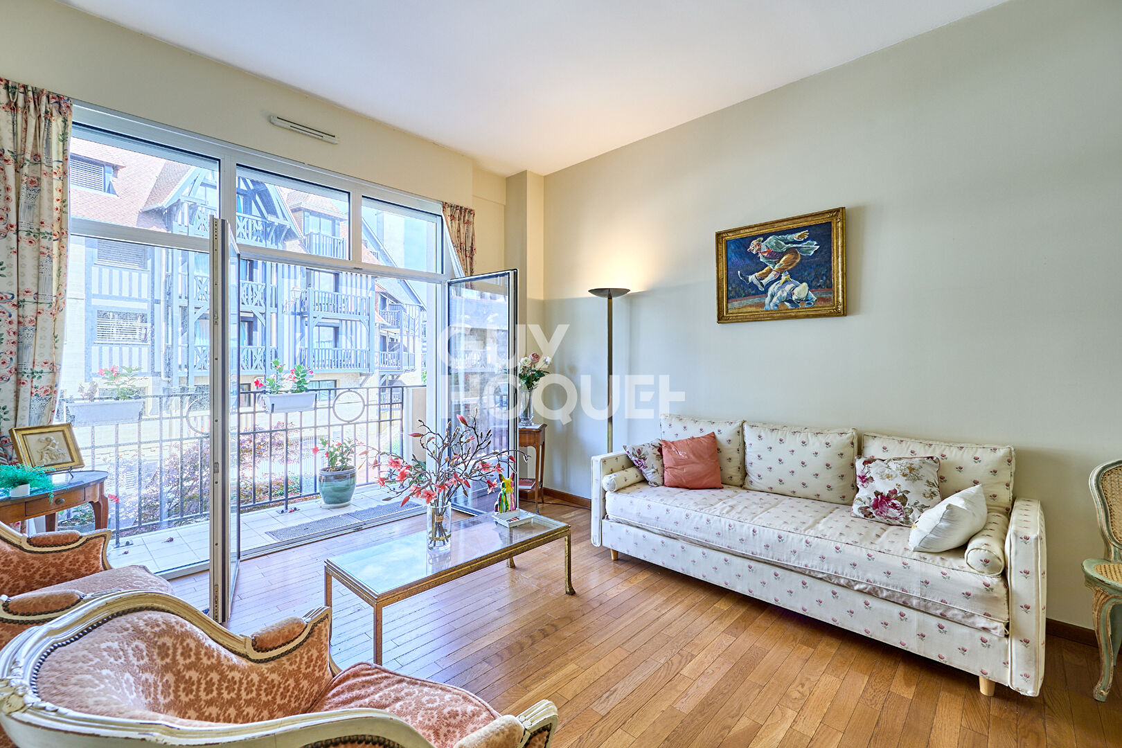DEAUVIILLE - MAGNIFIQUE APPARTEMENT DE 3 PIECES PRINCIPALES  avec BALCON, CAVE ET PARKING