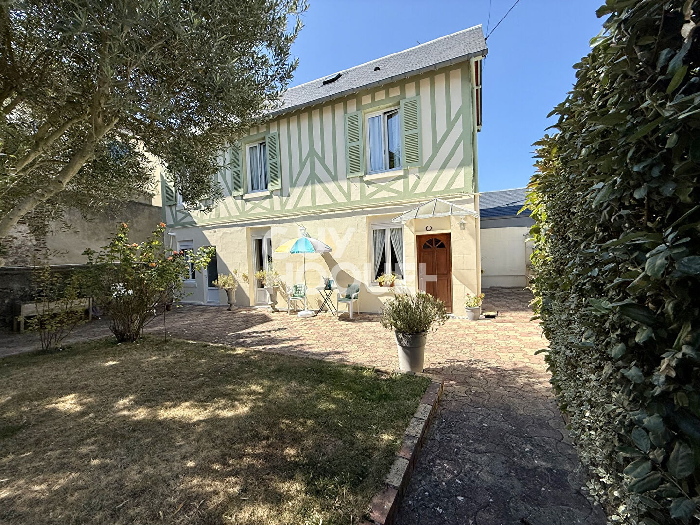 MAISON AVEC TRES BEAU JARDIN TERRASSE ET DEPENDANCE- TROUVILLE SUR MER