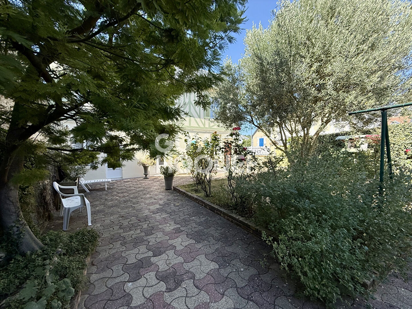 MAISON AVEC TRES BEAU JARDIN TERRASSE ET DEPENDANCE- TROUVILLE SUR MER