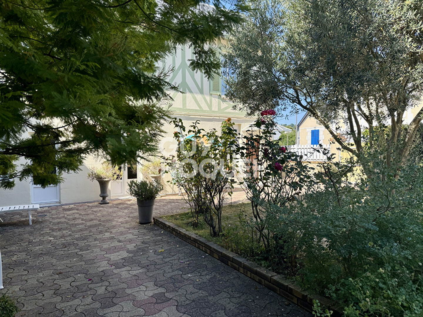 MAISON AVEC TRES BEAU JARDIN TERRASSE ET DEPENDANCE- TROUVILLE SUR MER