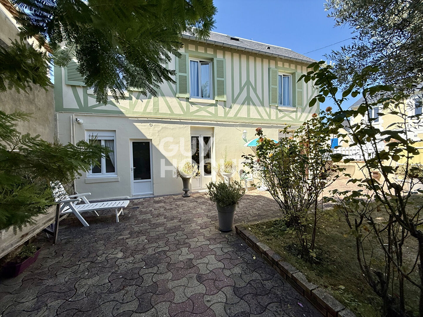 MAISON AVEC TRES BEAU JARDIN TERRASSE ET DEPENDANCE- TROUVILLE SUR MER